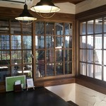 杉や - ちょっとレトロでウッディーな店内