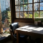 杉や - 日当たりがよくとても気持ちのいい店内