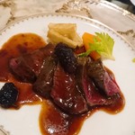 西洋厨房 れんが亭 - 鹿のソテー・ブラックベリーソース