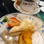 西洋厨房 れんが亭 - ホワイトチョコケーキとカラメルプリン、どちらも手作り？かなり美味しい(*´∀｀)