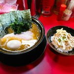 家系ラーメン とらきち家 - ラーメン並  ¥650  半賄い飯 ¥120