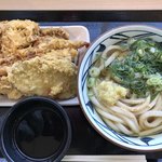 丸亀製麺 - かけうどん(並）¥290・イカゲソ天¥140×2 ＝280・さつま天¥100・写真手前にある器は 天つゆ(口頭注文）2017年12月29日初訪問 