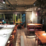 自然感あふれるモダンな空間。オープンキッチンです