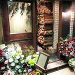 祝開店。ビルの2階がエントランス