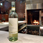 薪火の音が響くオープンキッチン