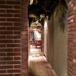 煉瓦のアプローチを抜け店内へ