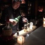 APOLLO BAR GINZA - ３名さまご来店。大きな氷をナイフで削ってグラスに投入。