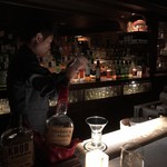 APOLLO BAR GINZA - 洋梨のカクテルをシェイク