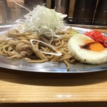 焼きそば専門 水ト - 焼きそば並650円（税込）　※真横から