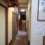 Shunno Ryouri Chuukasoba Kingu - 玄関から奥。玄関入ってすぐ左が店舗