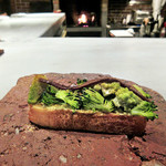 erre - 3「目覚め -土の皿-」発酵ブロッコリーとリコッタと カンタブリア産アンチョビのクロスティーニ