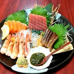 養老乃瀧 - お刺身の盛り合わせ、スプーンの上にのっているのは春菊醤油です。お刺身合います。