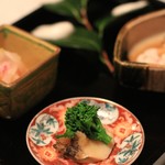 柳生の庄 - 前菜その１　とこぶし　骨董のお皿が品があります