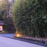 柳生の庄 - 夕刻になると灯がともります