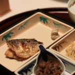 柳生の庄 - 朝食の一例：鯵干物、牛肉有馬煮