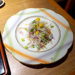 庭園茶寮 みな美(皆美館) - サーモンと海老の焼魚サラダ。黄色と緑、二色のクルトンが彩りを添える