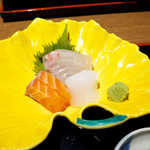 庭園茶寮 みな美(皆美館) - 銀杏葉をかたどった鮮やかな器に、鯛・サーモン・イカの3種盛り