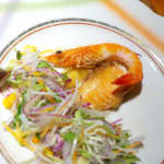 庭園茶寮 みな美(皆美館) - サラダの下に、焼サーモンと海老が隠れています！