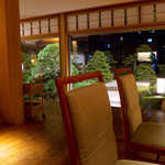 Teien Saryou Minami - 松の庭園を眺めながらのお食事。宿泊すれば、浴衣姿で来られます