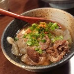 うまいもんや山水茶寮 - 牛肉とこんにゃくのピリ辛煮込み600円