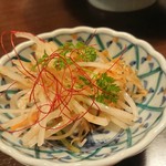 Umaimonya Sansuisaryou - 千切り野菜と揚げじゃこサラダ700円