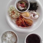 カフェ＆雑貨 くるり - ロールキャベツケチャップ煮・ブロッコリー胡麻和え・ジャガイモもち・たまねぎの梅ドレッシング和え・ご飯・味噌汁