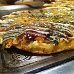 凡 トアロード店 - 豚トロ紫蘇チーズお好み焼きの側面