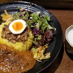 SPICY CURRY 魯珈 - ろかプレート(魯珈チキンカレー)ライス大盛とラッシー
