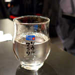 沸騰漁府 - 白酒「赤星二鍋頭」（￥450）。56度のスピリッツ、甘酸っぱい風味があり、意外とすんなり飲めちゃう