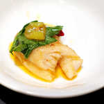 沸騰漁府 - 試しに皿に取ってみると、そんなに凶悪な顔じゃない（笑）。うん、これは美味しい！