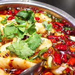 沸騰漁府 - 香菜（パクチー）・唐辛子・白身魚のトリコロール。口にも目にも鮮やかなコントラスト