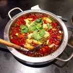 沸騰魚（￥1880）。唐辛子・花椒の風味を溶け込ませた油で、白身魚を熱した料理