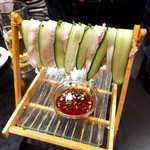 衣白肉（￥780）。料理名の通り、まるで洗濯物を干したみたい！ 遊び心を感じる一品