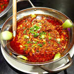 沸騰漁府 - 水煮牛肉（￥1280）。沸騰魚と似た系統だが、こちらは唐辛子の種を取り出してあるから、辛味が一段階アップ！