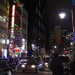 沸騰漁府 - ネオンきらめく新橋烏森通り。駅からしばらく歩くと、左手に赤い看板が見えてきます