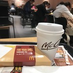 マクドナルド - 2017/12 地下一階…マクドナルドの公式アプリ McDonald’s Japanのクーポンで、プレミアムローストコーヒー (ホット)(M) 150円→100円とこの頃マクドナルドで休憩の定番になりつつある 三角チョコパイ 黒 120円