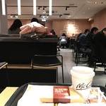 Makudonarudo - 2017/12 地下一階…マクドナルドの公式アプリ McDonald’s Japanのクーポンで、プレミアムローストコーヒー (ホット)(M) 150円→100円とこの頃マクドナルドで休憩の定番になりつつある 三角チョコパイ 黒 120円