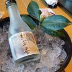 Yuugyoan Tanku Makita Mise - 店名と同じ熊魚庵という吟醸酒。辛口でコクがある。山茶花を添えて凝ったサーブ。