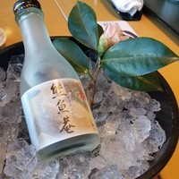 熊魚菴 たん熊北店 東京ドームホテル店 - 店名と同じ熊魚庵という吟醸酒。辛口でコクがある。山茶花を添えて凝ったサーブ。