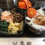 焼肉の吉田 - 定食のミニサラダなど