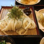 うどん本陣 山田家 - この三角な盛りつけも独特