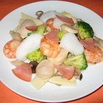 Hyakuban - 海鮮さっぱり塩炒め・・・海老・いか・帆立と季節の野菜をさっぱりと塩味で炒めます。当店一番人気