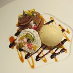 デュオ フルシェット - モンテビアンコのクリスマスツリー仕立て　純白のリース飾りを添えて