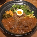 SPICY CURRY 魯珈 - ろかプレート(骨付きマトンカラヒ)