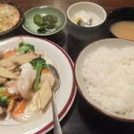 東僑酒楼 - 紋甲イカと海鮮炒め定食