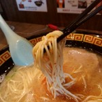 一蘭 - 【2017.12.30(土)】ラーメン(並盛・110g)790円の麺