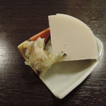 手繰りや 玄治 - お通し・数の子山葵漬けの板わさ