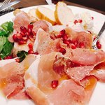 創作イタリアン Gemelli - 生ハムとザクロブルサンチーズの盛り合わせ