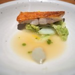 ラ・ボンヌターブル - 金目鯛の鱗つけ焼き　蛤のピュレ　白菜のジュ　柚子