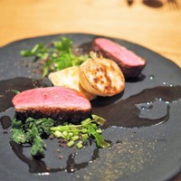 ラ・ボンヌターブル - スペイン産鴨肉のロースト　山椒マデラソース　春菊　豆腐　セリ　蕪